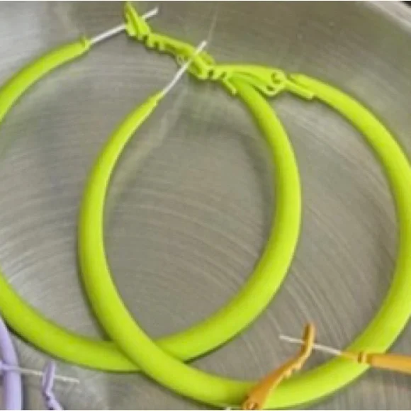 80’s Bundle(L tracksuit, yellow belt, yellow hoop earrings, banana clip set) - Picture 9 of 14